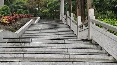 公园旅行步梯拍摄实拍视频的预览图